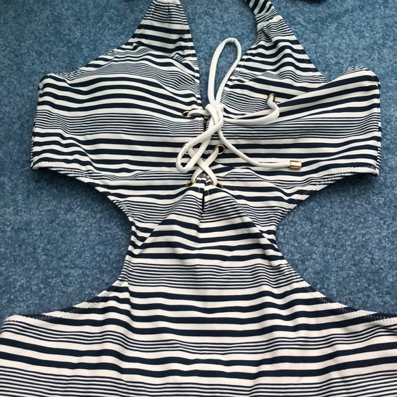 One piece bathing suit - Picture 2 of 3